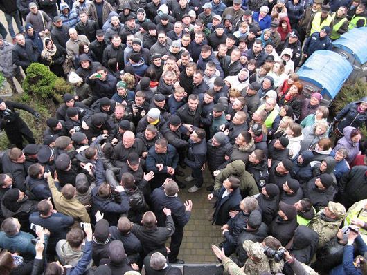 Під Тернопільською міськрадою сталися сутички: двоє депутатів у лікарні