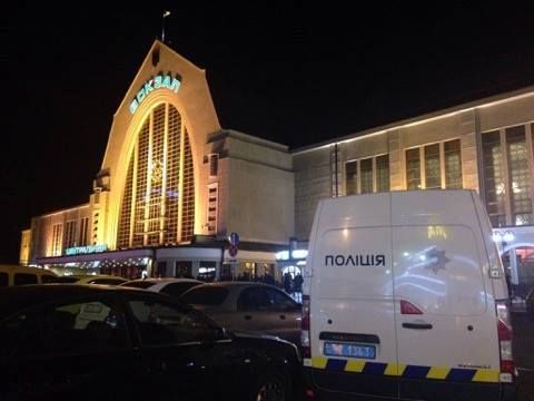 На вокзалі у Києві відібрали зброю у військових кур’єрів (фото)