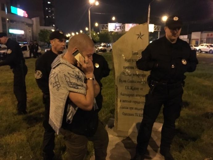 В Одесі демонтовано пам’ятний камінь маршалу Жукову (відео)