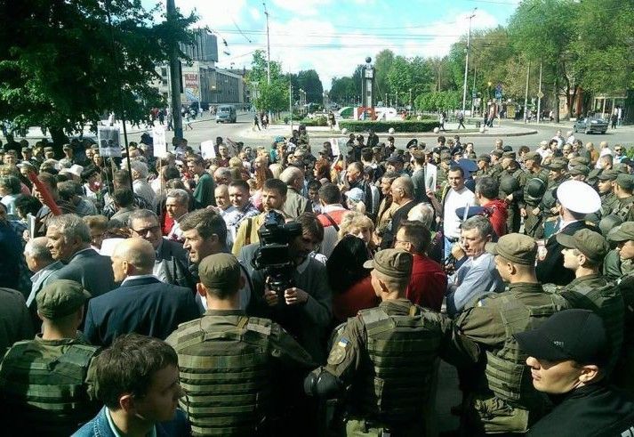 У Запоріжжі і Харкові побилися через червоні прапори і георгіївські стрічки (фото, відео)
