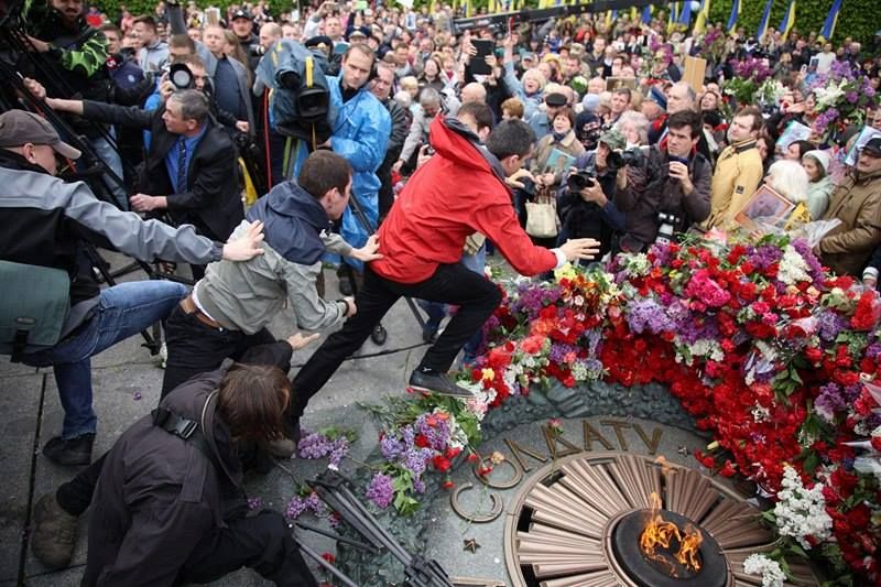 У Києві сталися сутички через прапори СРСР і УПА (фото)