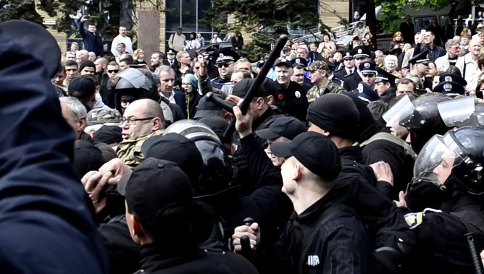 Аваков звільнив керівництво поліції Дніпра і області через «тітушок»