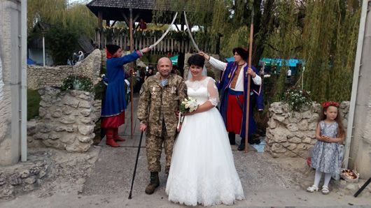 Любов, гартована війною: у Тернополі відгуляли весілля відома волонтерка і військовий