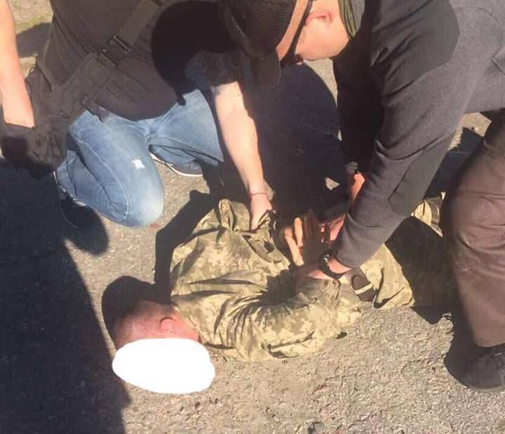 У Києві затримали на хабарі посадовця Головного військово-медичного госпіталю (фото)