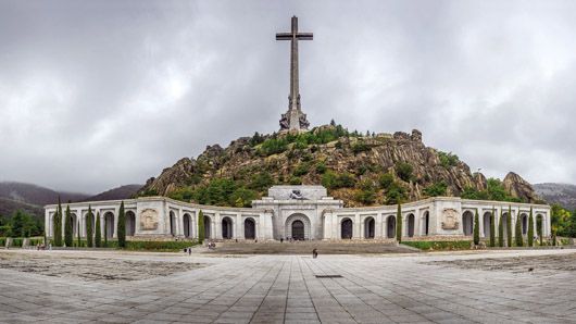 Парламент Іспанії вирішив перенести прах фашистського диктатора Франко з його мавзолею
