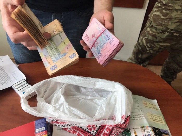 У Житомирі двох податківців упіймали на великому хабарі