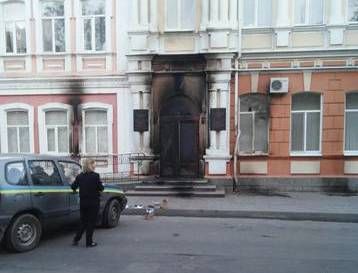 У Мелітополі закидали коктейлями Молотова вхід до мерії