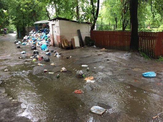 «Затопило» непотребом: дощі залили Львів разом зі сміттям