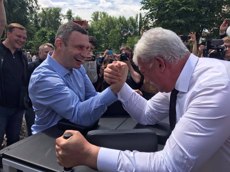 У Києві святкують день міста: Кличко відкрив парк та позмагався в армреслінгу