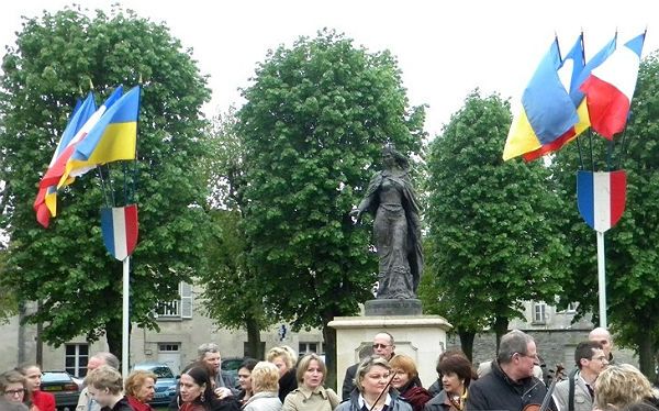 Київ має відреагувати на «віджимання» Анни Київської Путіним