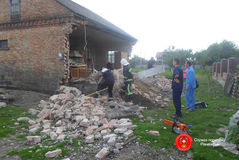 На Рівненщині обвалилася стіна: загинуло двоє чоловіків (фото)