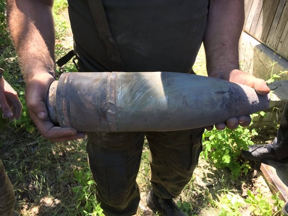 В Авдіївці після обстрілу снаряд застряг у стіні будинку (фото)