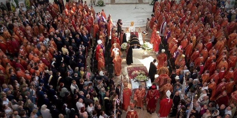Блаженнішого Любомира Гузара поховали у крипті Патріаршого собору УГКЦ