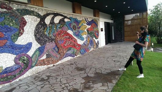 Не стримати «Вітер»: у Києві ресторатори відкрили мозаїчне панно Алли Горської
