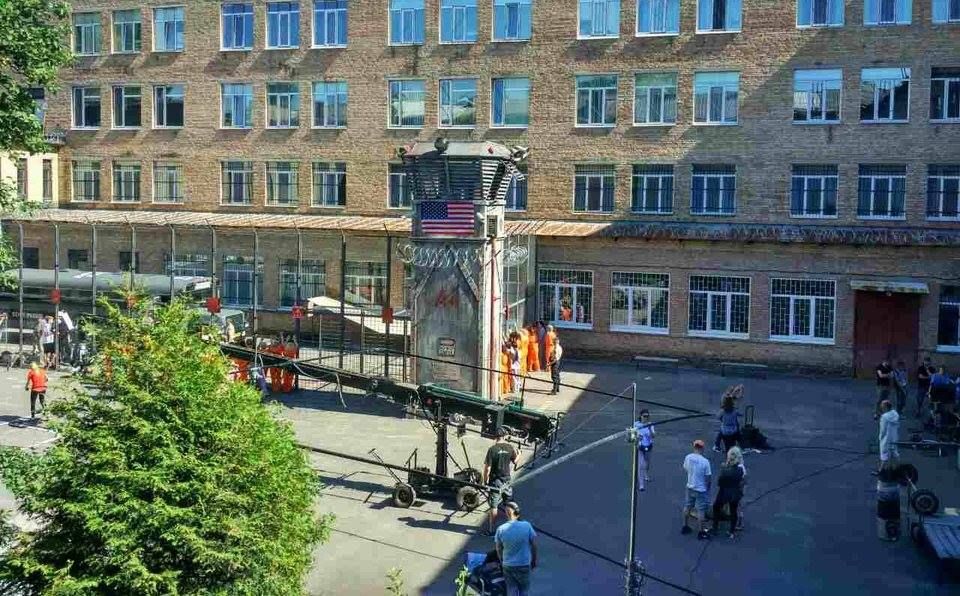 Школа в Києві стала декораціями до кліпу про американську в'язницю (фото)