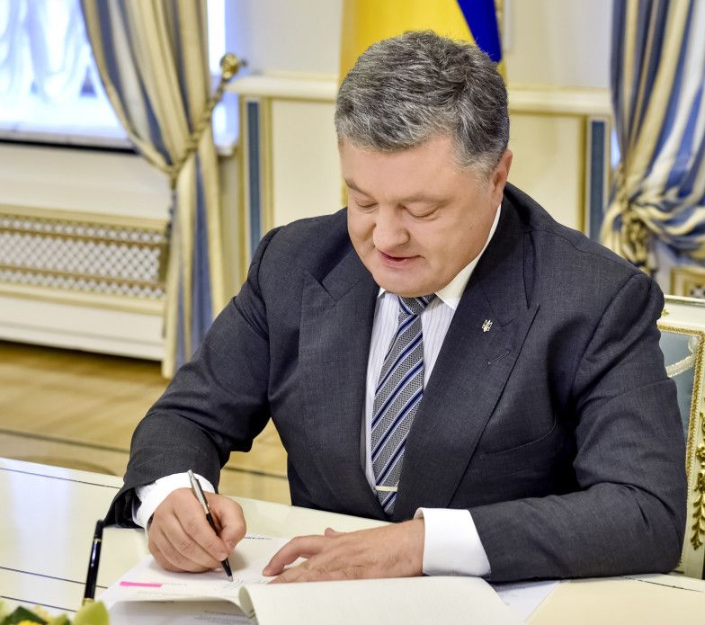 Порошенко підписав закон про заборону георгіївської стрічки в Україні