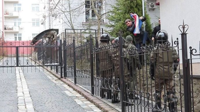У Росії відкрили кримінальну справу на Володимира Парасюка за наругу над прапором РФ