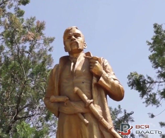 У Запорізькій області пам'ятник Леніну переробили на Пилипа Орлика