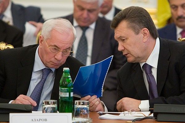 Микола Азаров порівняв безвіз із рваними трусами