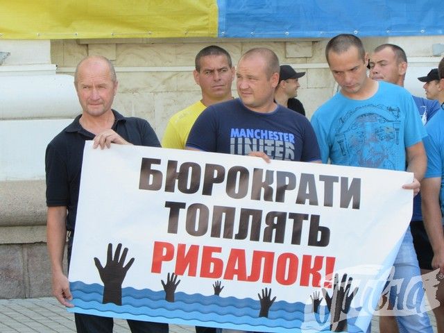 У Херсоні рибалки перекрили Антонівський міст через Дніпро