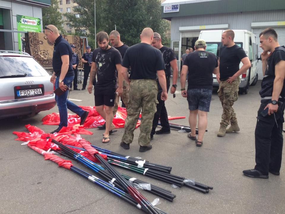 У Києві розігнали противників перейменування проспекту Ватутіна на Шухевича (фото, відео)