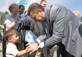 За столом ніхто у нас не зайвий?