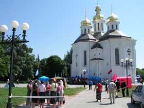 На майдані біля церкви...