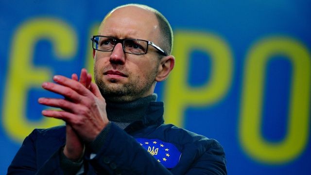 Петро Порошенко за безвіз нагородив орденом Арсенія Яценюка