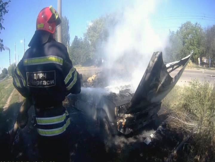 У Черкассах водій вистрибнув з Таврії, що вибухала