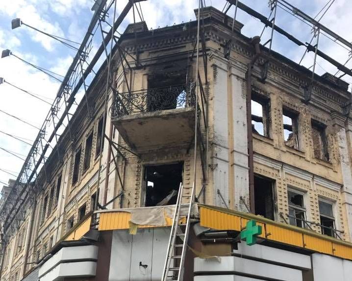 На Хрещатику знову горіла будівля колишнього центрального гастроному