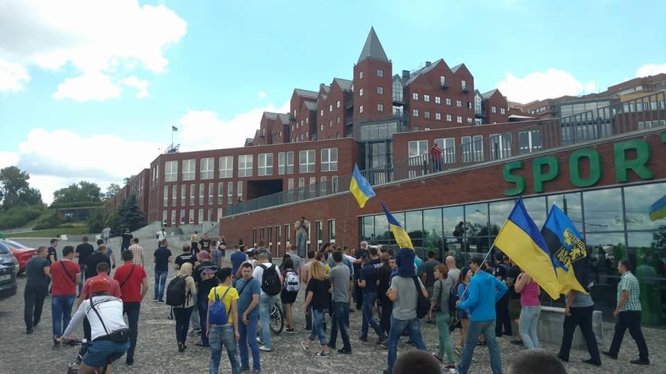 У Дніпрі пікетують будинок мера Філатова через працевлаштування «беркутівця» (фото)