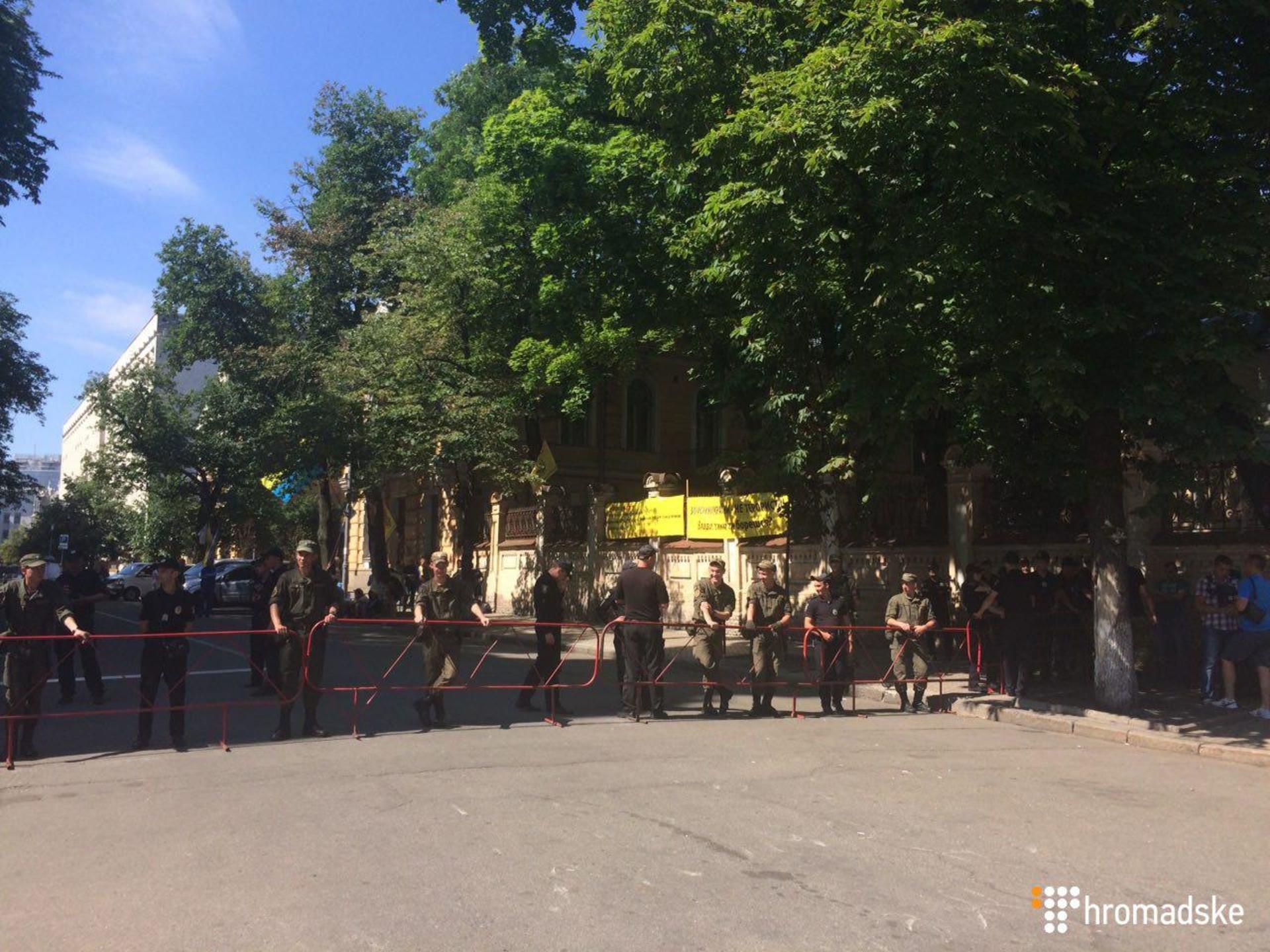 У центрі Києва сталися сутички із вкладниками банку «Михайлівський»