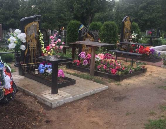На Сумщині спаплюжили фарбою могили бійців АТО