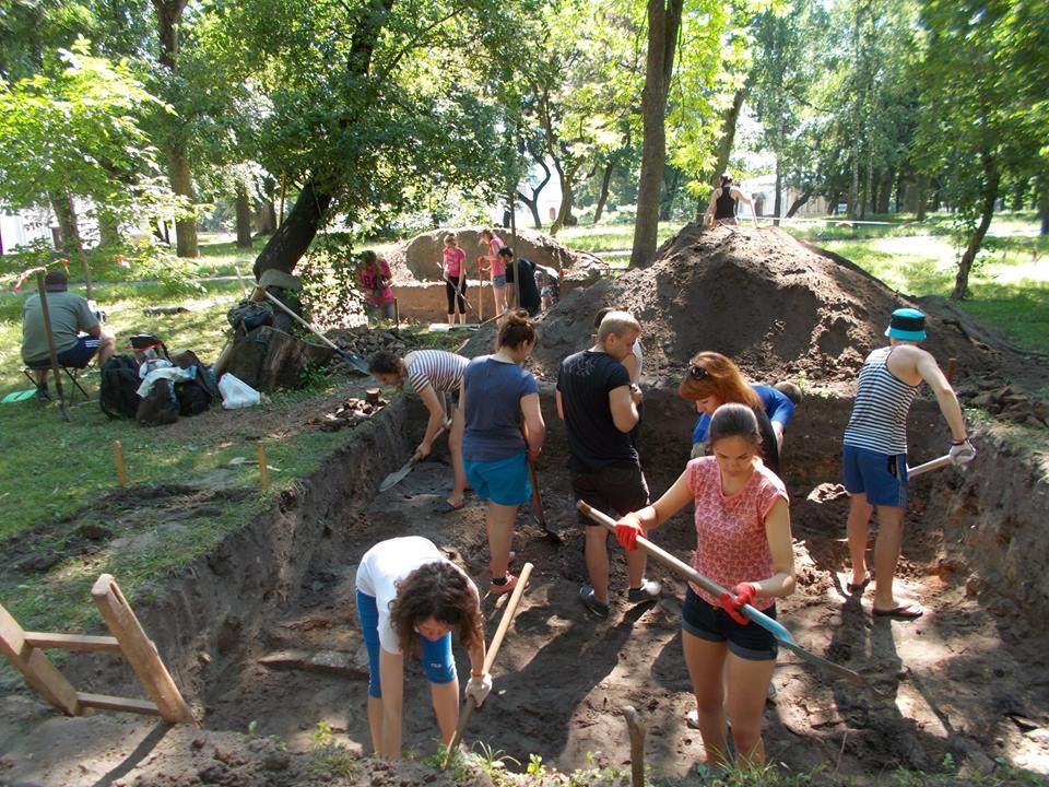 У Чернігові розкопали середньовічну піч і острогу (фото)
