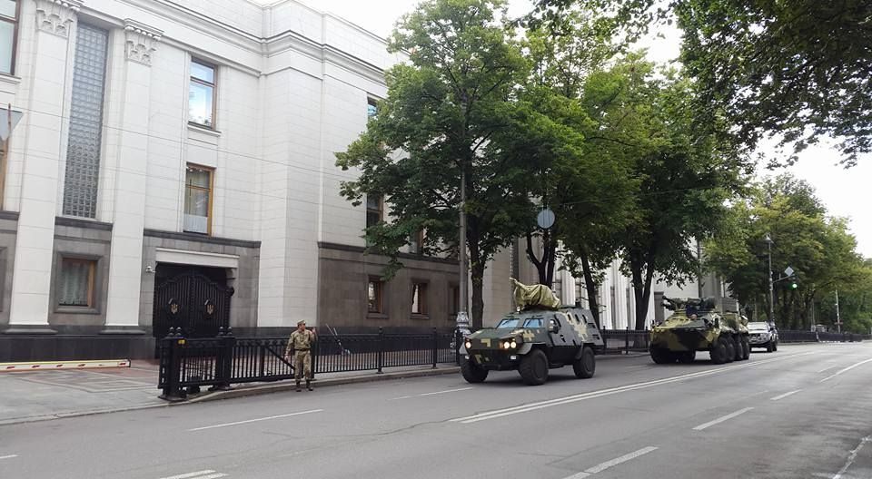 До Верховної Ради стягнули броньовану техніку (фото)