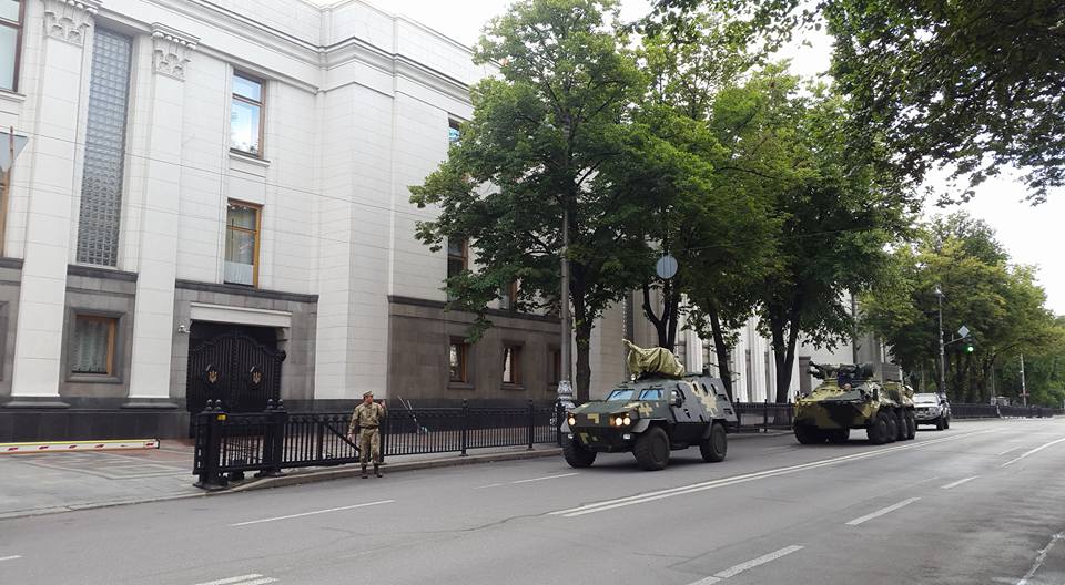 «Художники»-передвижники: хто і навіщо нагнав під Раду бронетехніки