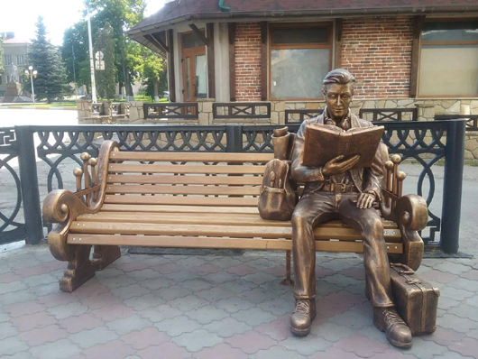 Присядь поряд зі Славком: на Тернопільщині оригінально вшанували абітурієнтів