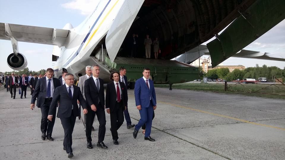 Генсек НАТО Єнс Столтенберг повечеряв на борту «Мрії» у Гостомелі (фото)