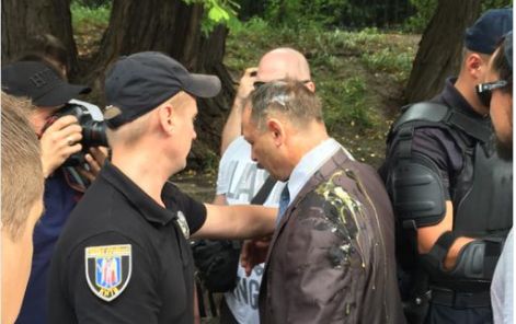 Депутата Олега Барну біля Верховної Ради закидали яйцями (відео)