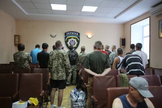 На мітингу під Генпрокуратурою чоловіки за 400 гривень вдавали із себе ветеранів АТО (фото)