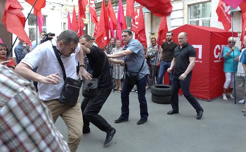 Депутати Ігор Мосійчук і Сергій Каплін побилися під Печерським судом (фото)