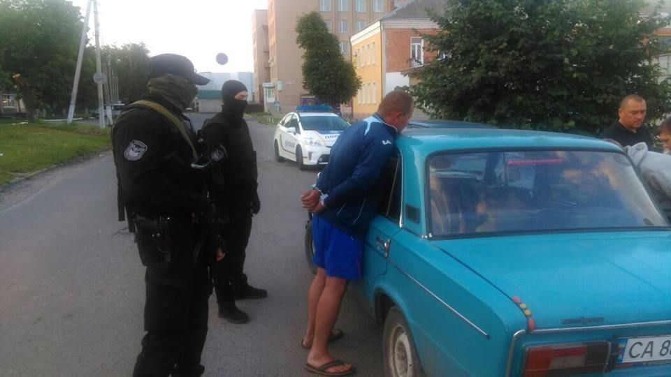 У Золотоноші двічі судимий Серьожа з корешами залазив у хати, коли господарі спали (відео)
