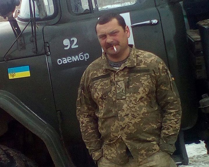 Молодший сержант Володимир Буліченко, що сам виховував двох дочок, загинув від кулі снайпера