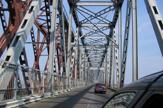 Скандал на скандалі: черкащани вже називають ремонт мосту через Дніпро гібридною диверсією