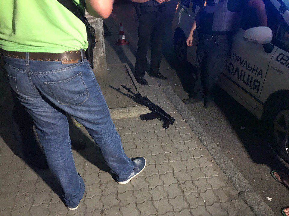 У Дніпрі розстріляли людей з автомата: один загинув, шестеро поранених (фото, відео)
