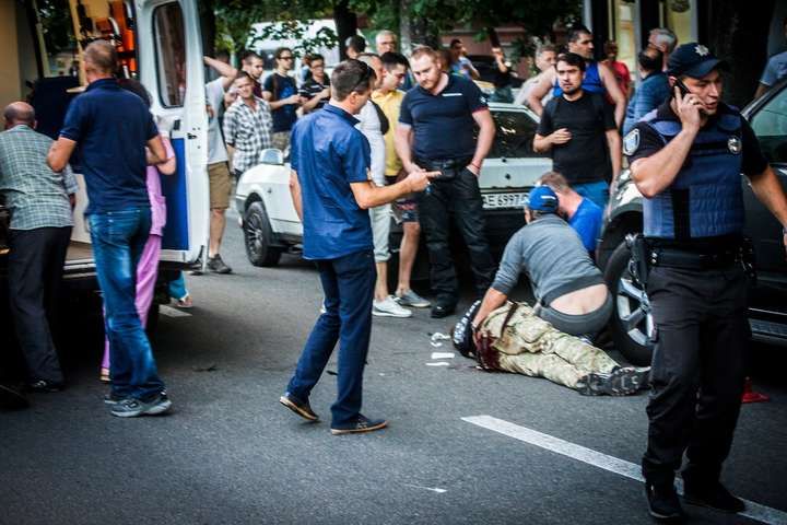 Відео стрілянини в Дніпрі: 6 вистрілів та дві нерухомі людини на землі