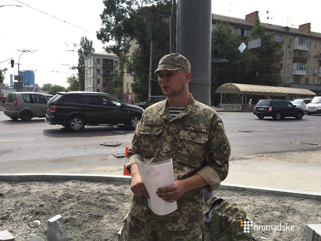 Під Міноборони Данило Турчин прикував себе ланцюгом до стовпа через скандальне звільнення із армії