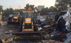 Біля метро Лісова у Києві знесли кіоски попри заборону суду