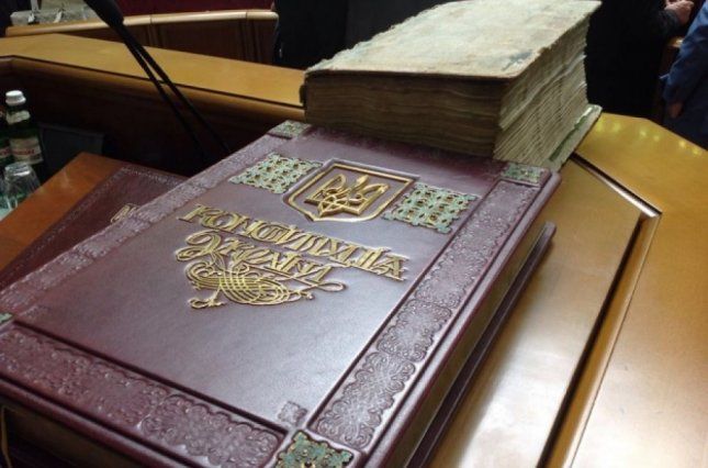 Гравітація без тяжіння: що криється за заявою НФ про зміну Конституції на користь Прем'єра