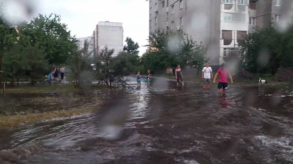 У Черкасах негода повалила дерева і утворила озеро, яке назвали на честь мера (фото)